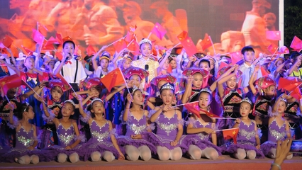 童心向黨 禮贊華誕——田陽(yáng)少兒載歌載舞喜迎新中國(guó)成立70周年文藝演出側(cè)記